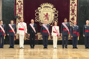 Maurer con algunos de los militares también condecorados.