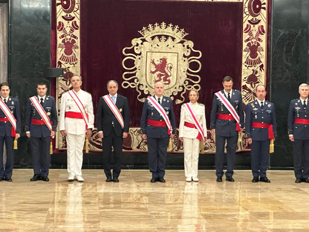 Maurer con algunos de los militares también condecorados.