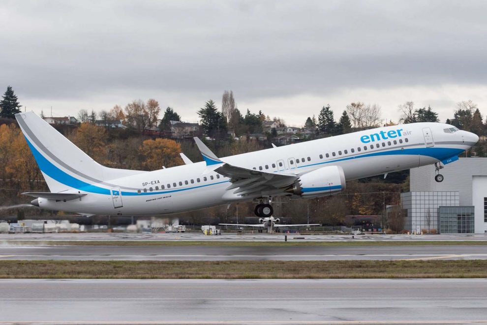 Boeing 737 MAX de Enter Air despegando de Boeing Field en un vuelo de prueba.