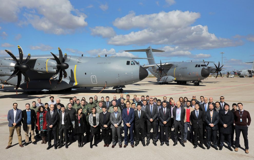 Personal de Airbus, OCCAR y las tripulaciones de los dos A400M frente a estos tras la doble entrega realizada en Sevilla.
