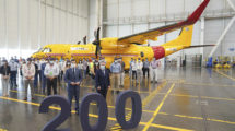 Juanma Moreno y Alberto Gutiérrez junto a trabajadores de Airbus en Sevilla en la entrega a Canadá del C295 msn200.