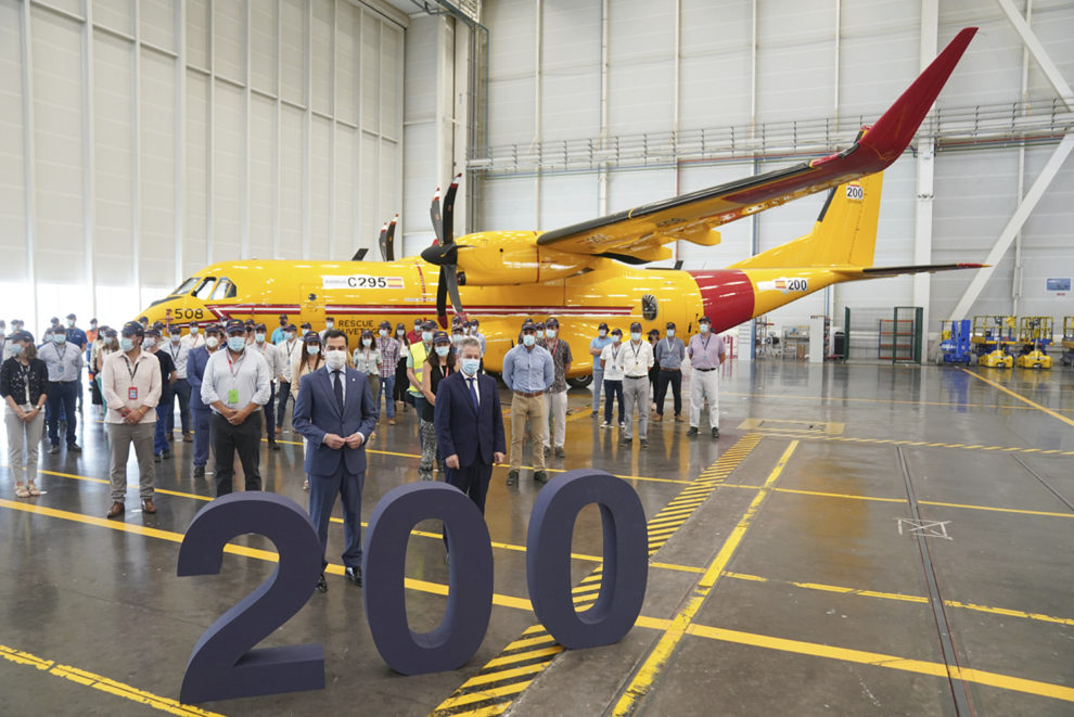 Juanma Moreno y Alberto Gutiérrez junto a trabajadores de Airbus en Sevilla en la entrega a Canadá del C295 msn200.