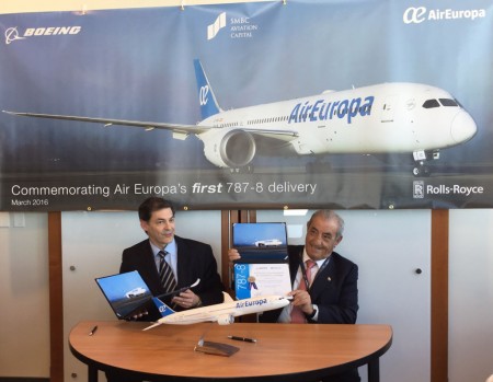 Ricardo Cavero, vicepresidente adjunto de ventas en Europa de Boeing Commercial Airplanes y Juan José Hidalgo tras la firma de la aceptación formal del primer Boeing 787 de Air Europa.