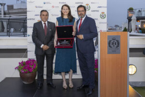 Elena Mayoral junto a José Manuel Hesse y Javier Gàndara.