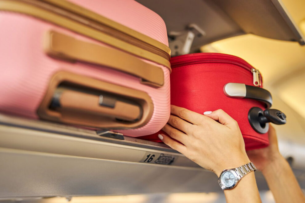 Muy pocos aviones tienen espacio de almacenamiento suficiente para que todos los pasajeros embarquen con una maleta de mano.
