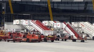 Equipos de handling de Iberia airport Services en el aeropuerto de Madrid-Barajas.