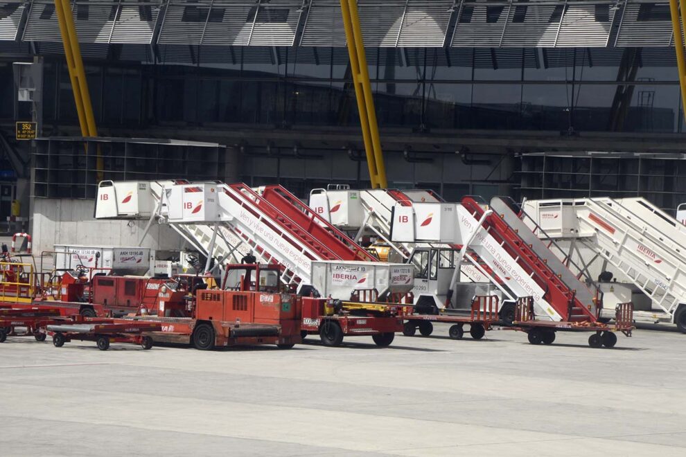 Equipos de handling de Iberia airport Services en el aeropuerto de Madrid-Barajas.