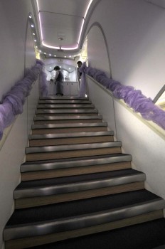 Escalera frontal del A380. Su ancho permite subir o bajar al mismo tiempo a dos personas.
