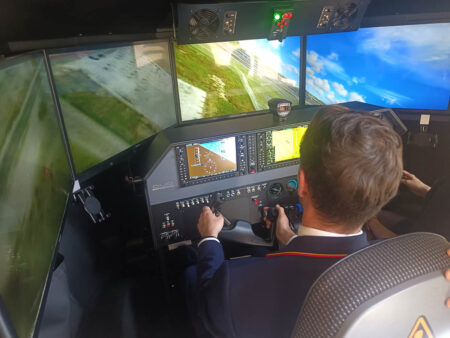 El simulador de vuelo permitirá demostrar las cualidades como piloto.