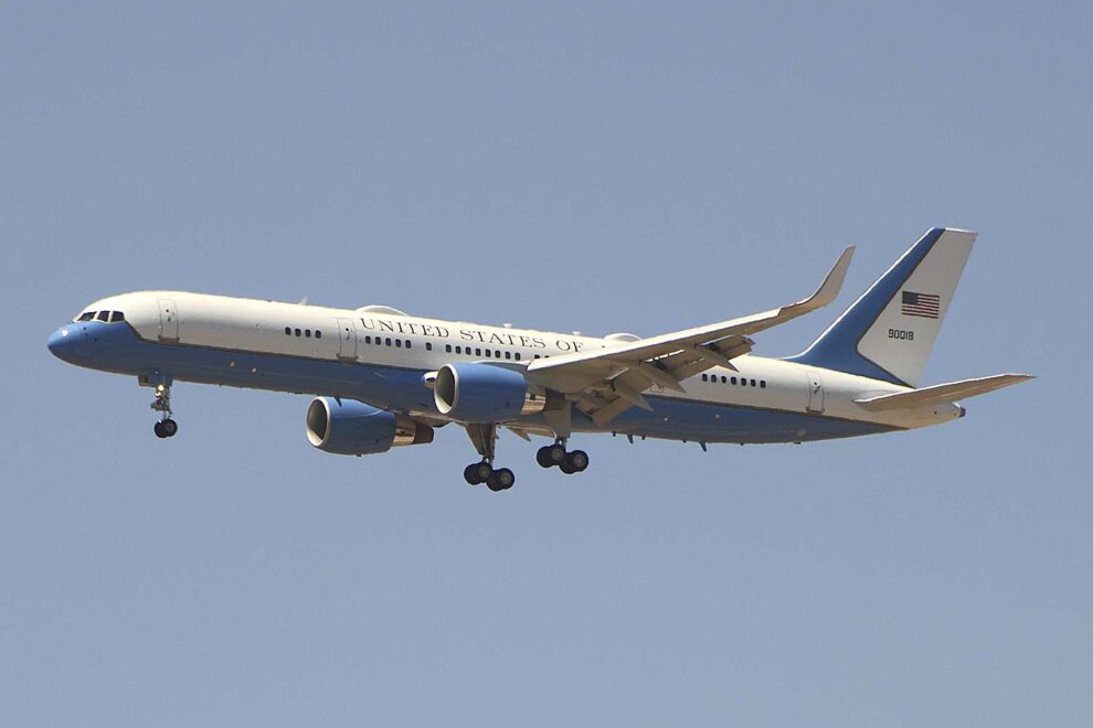 Entre los aviones estadounidenses, tres B-757 y un B-737 con la primera dama y senadores del país.