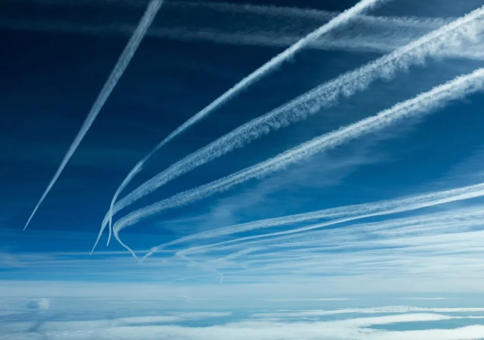 Estelas de condensación gneradas por aviones.