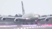 Captura del video del aterrizaje en Londres Heathrow del Airbus A380 de Etihad con viento cruzado.