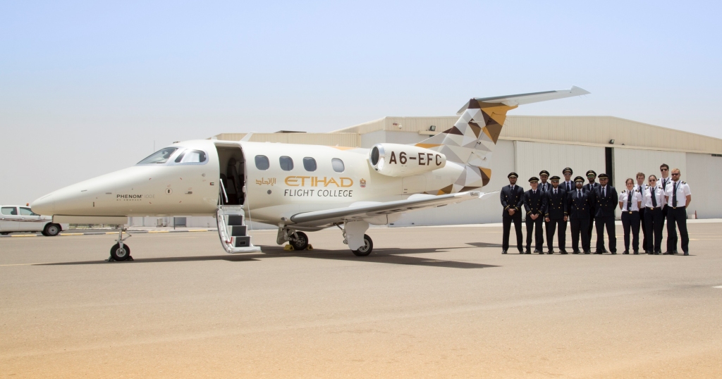 El primer Embraer Phenom 100E de la escuela de pilotos de Etihad ya está en las instalaciones de esa en el aeropuerto de Al Ain.