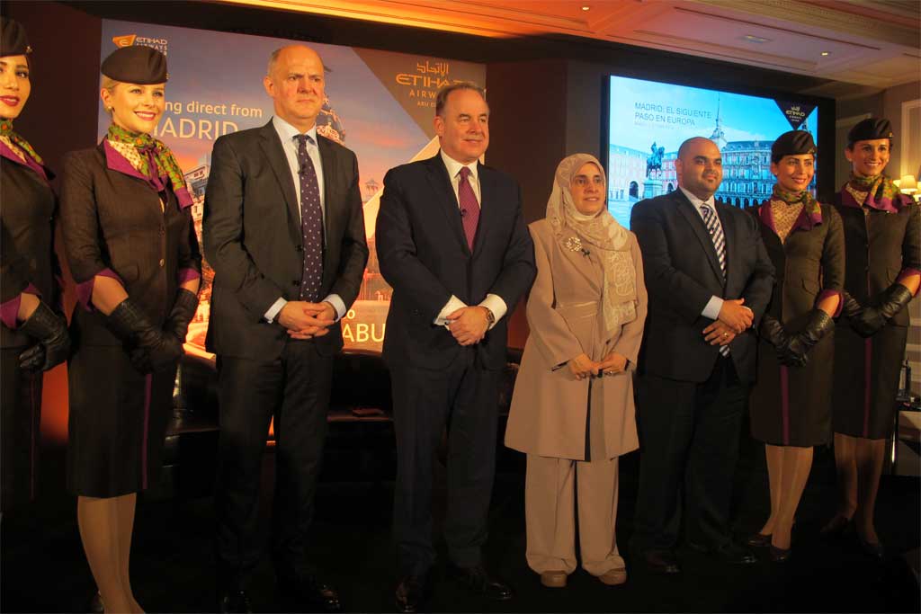 En el centro de la foto, Jordi Porcel, director general de Etihad para el mercado españo, y James Hogan, CEO de la aerolínea de Abu Dhabi, junto a la embajadora de Emiratos en España.
