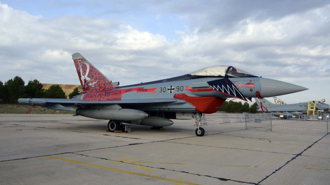 El Ala Táctica 71 ha retocado la decoración especial del Eurofighter 30-90 para celebrar los 100 años del barón Rojo añadiendo su conocido Fokker Dr.I en el morro.