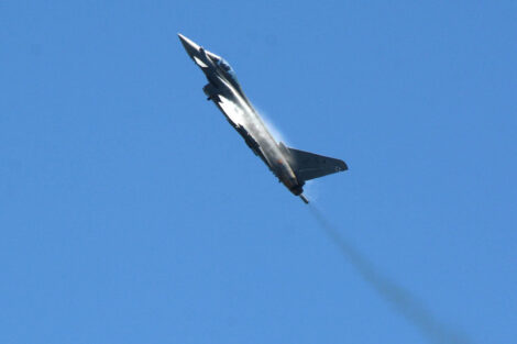 Una demostración aérea de las capacides del Eurofighter puso fin a la ceremonia de bienvenida al Eurofighter al Ala 46.