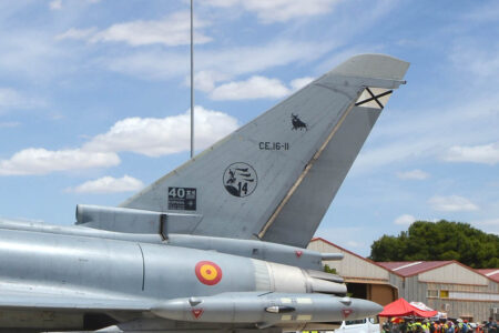 Cola de un Eurofighter con el logotipo de los 40 años de la entrada de España en la OTAN.