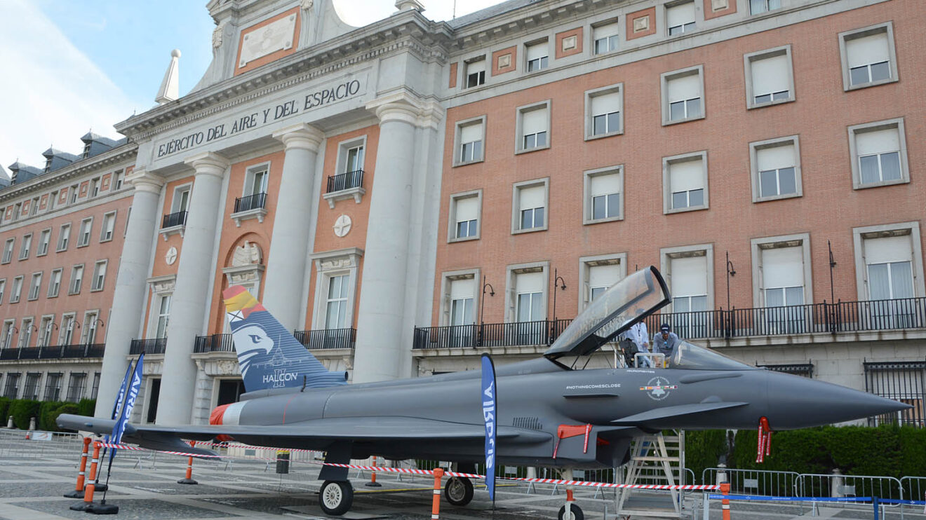 La maqueta del Eurofighter a las puertas del Cuartel General del Ejército del Aire y del Espacio.