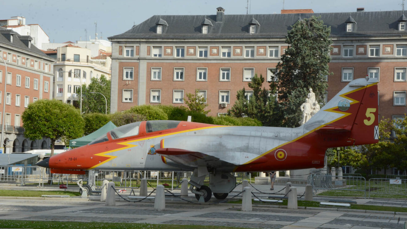 Bonus en la visita al Eurofighter: El CASA C-101 que hace de "gate guardian" del cuartel general desde hace años.