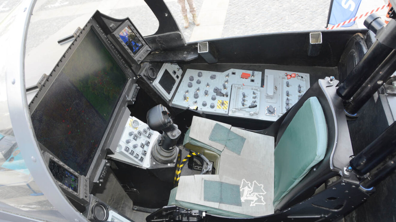 Cockpit de la maqueta del Eurofighter al que es posible acceder y hacerse fotos.