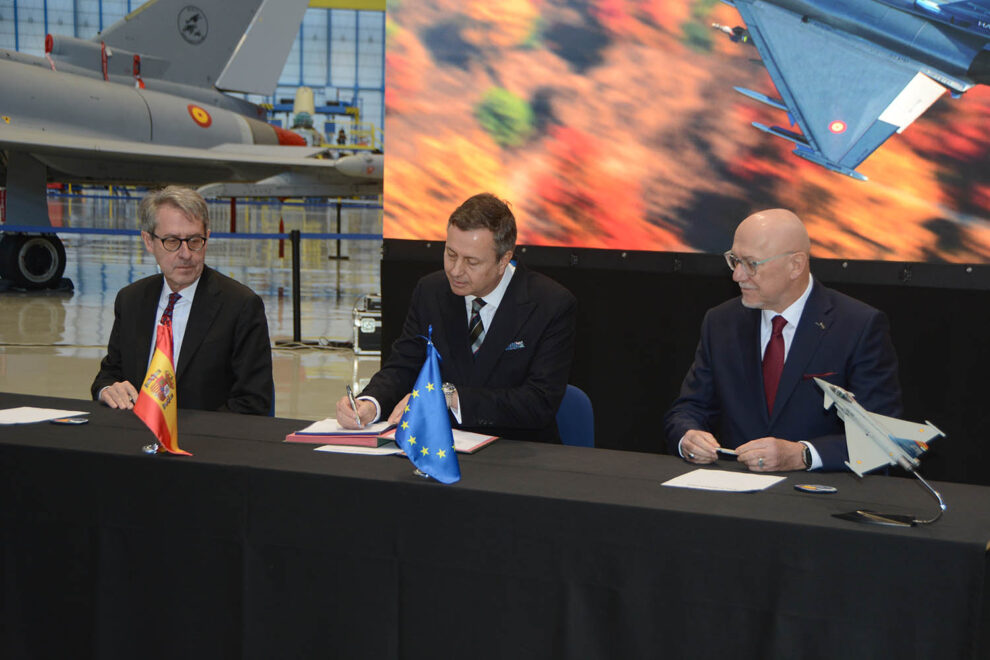 Los máximos responsables de Eurofighter, NETMA y Eurojet, firman la compra de los 25 Eurofighter Halcón II para España.