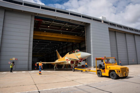 Salida del hangar de montaje en Getafe del primer Eurofighter Halcón.