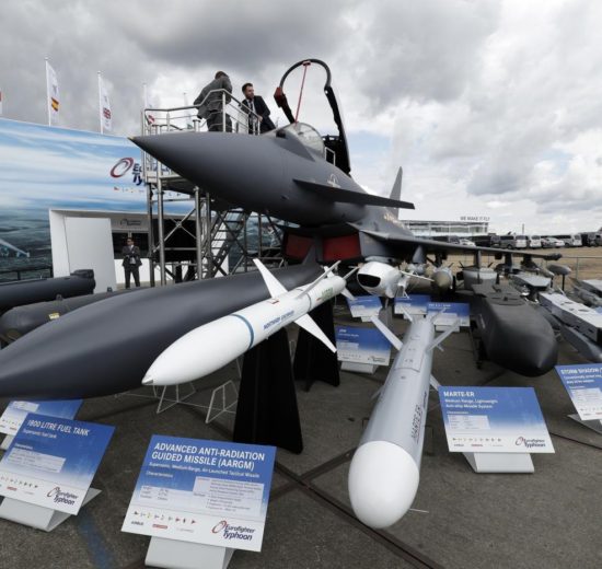 Eurofighter con diverso armamento, incluido un misil AARGM contra radares enemigos.