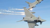 Los lanzadores de bengalas son solo una parte del sistema de defensa del Eurofighter, Los pods de punta de ala albergan equipos de contramedidas electronicas y un señuelo remolcable para atraer a los misiles enemigos.