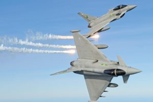 Los lanzadores de bengalas son solo una parte del sistema de defensa del Eurofighter, Los pods de punta de ala albergan equipos de contramedidas electronicas y un señuelo remolcable para atraer a los misiles enemigos.