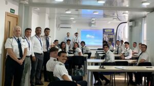 Pilotos de Ryanair explican sus experiencias a los alumnos de European Flyers.