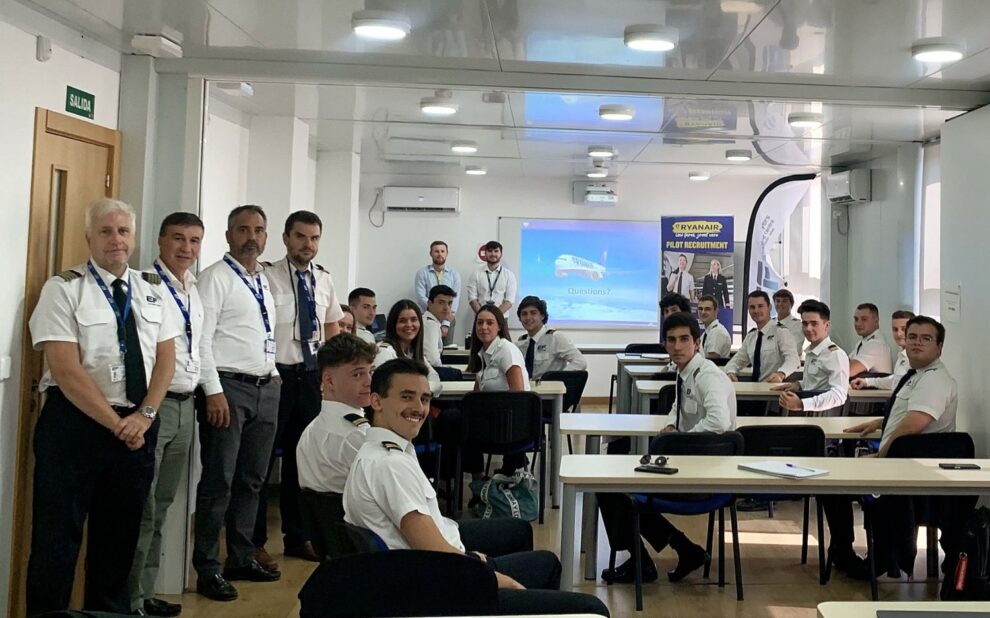 Pilotos de Ryanair explican sus experiencias a los alumnos de European Flyers.