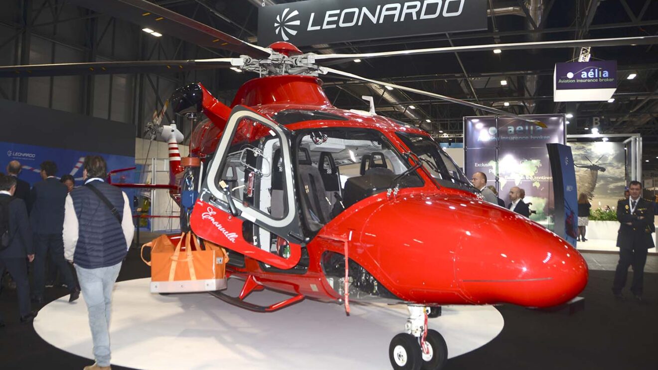 Leonardo AW169 en versión de rescate con grúa externa.