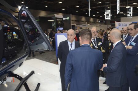 El director general de la Policía, Francisco Pardo, durante su visita al stand de Airbus y el H135 de la Policía.