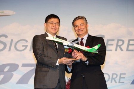 Los presidents de Eva Air y Boeing Commercial Airplanes, K.W. Chang y Ray Conner respectivamente, con una maqueta del Boeing 787-10 tras la firma del contrato.