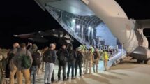 Grupo de españoles esperando a embarcar en Beirut en el A400M del Ejército del Aire y del Espacio.