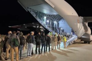 Grupo de españoles esperando a embarcar en Beirut en el A400M del Ejército del Aire y del Espacio.