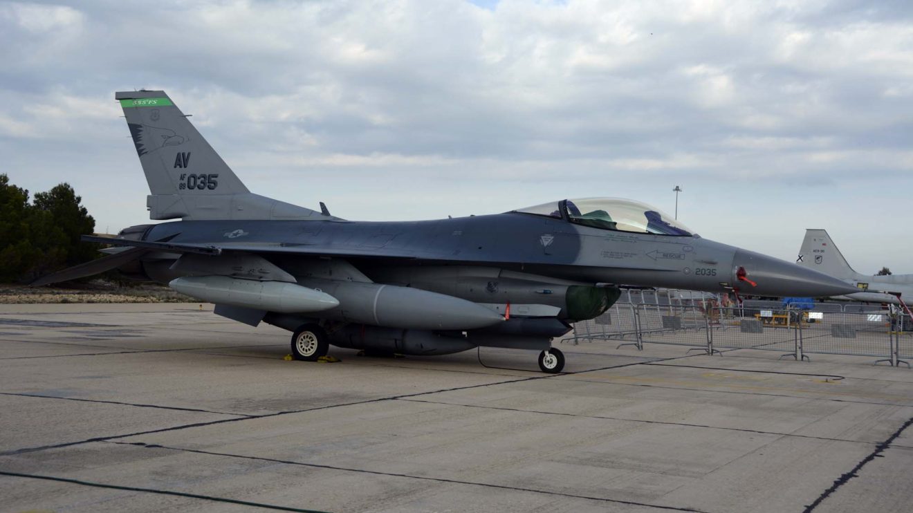 El F-16C 89-2035 expuesto en la estática de los 40 años del TLP es la montura del jefe del 555 Escuadrón con base en Aviano.