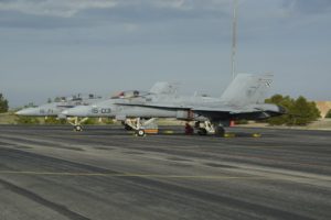 Un F/A-18B del ala 15 y un F/A-18A del Ala 12 comparten plataforma en Albacete durante un curso TLP.