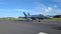 El F/A-18 del Ala 15 enganchado al cable de frenado de emergencia en la base aérea de Amari.