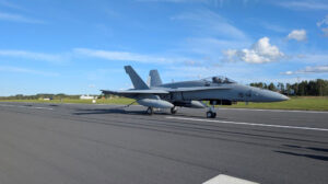 El F/A-18 del Ala 15 enganchado al cable de frenado de emergencia en la base aérea de Amari.