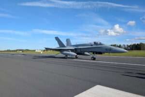 El F/A-18 del Ala 15 enganchado al cable de frenado de emergencia en la base aérea de Amari.