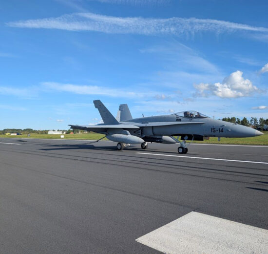 El F/A-18 del Ala 15 enganchado al cable de frenado de emergencia en la base aérea de Amari.