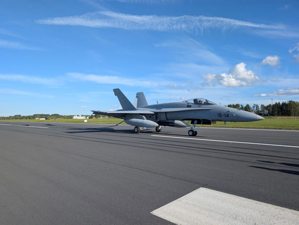 El F/A-18 del Ala 15 enganchado al cable de frenado de emergencia en la base aérea de Amari.