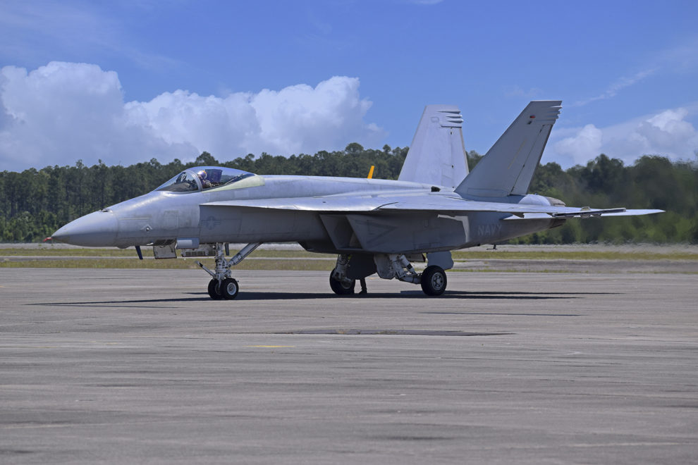El primer BoeingF/A-18E para los Blue Angels todavía con la pintura estándar de la US Navy.