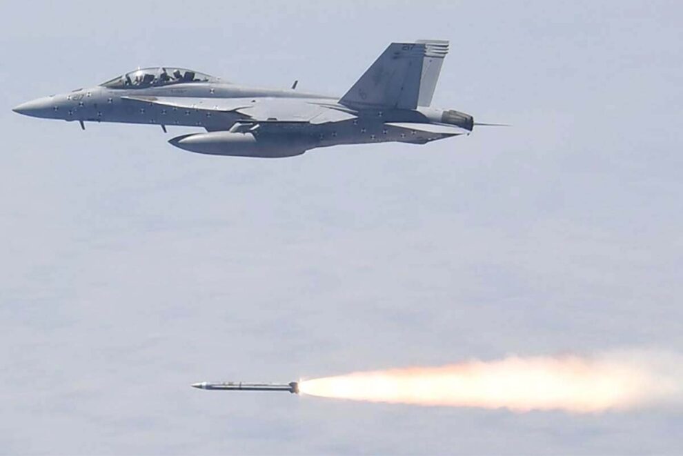 Lanzamiento de un AGM-88G AARGM-ER desde un F-18F durante las pruebas.