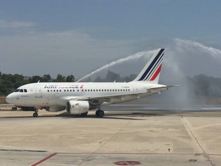 Arco de agua a la llegada del primer vuelo de Air France en la ruta Paris Charles de Gaulle - Palma en la temporada de verano de 2017.