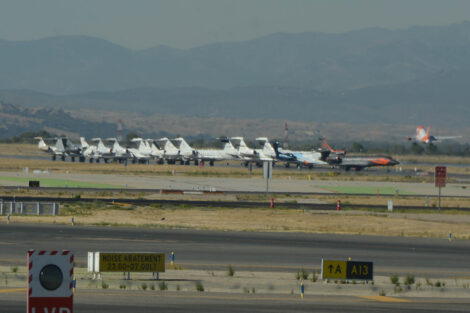 Aviones estacionados junto a la 18R/36L.