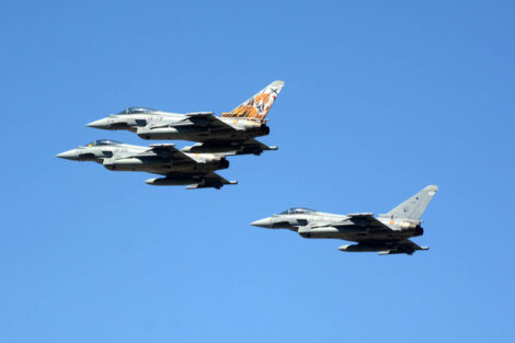 Tres Eurofighter del Ala 14 dieron una pasada sobre la recta de salida tras el himno de España.