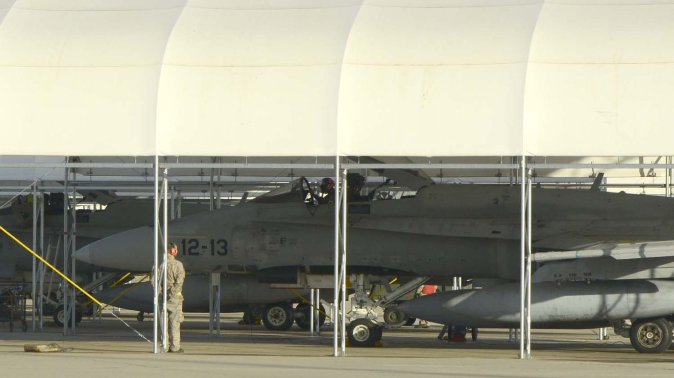 Preparación por parte del personal de mantenimiento del Ala 12 de los F/A-18 antes de partir hacia Bodo.