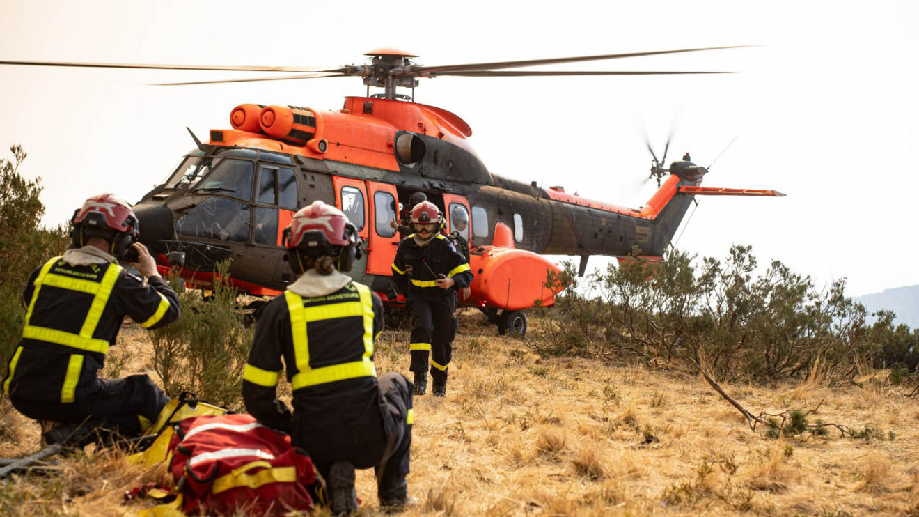 Cougar del Batallón de Helicópteros de Emergencias II transportando una brigada de bomberos franceses